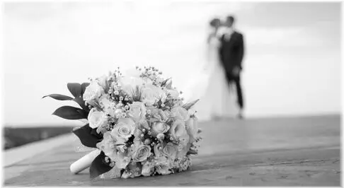 Sposi che aspettano il bouquet